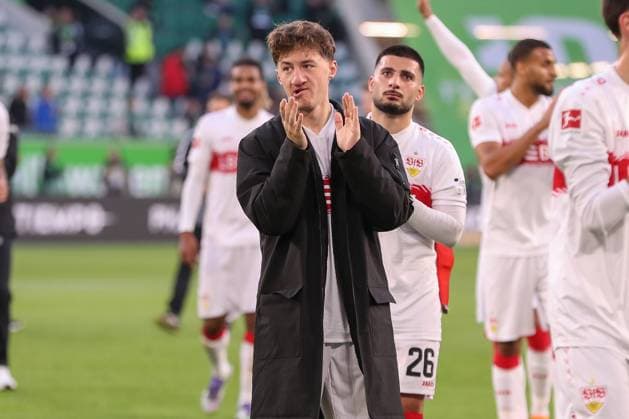 18 10 2025, xgox, Fußball 1 Bundesliga VfL Wolfsburg VfB Stuttgart emspor, v l Angelo Stiller Stuttgart, 6 Jubel über den Sieg, Jubel nach Spielende DFL DFB REGULATIONS PROHIBIT ANY USE OF PHOTOGRAPHS as IMAGE SEQUENCES and or QUASI VIDEO Wolfsburg