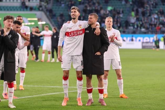 18 10 2025, xgox, Fußball 1 Bundesliga VfL Wolfsburg VfB Stuttgart emspor, v l Atakan Karazor Stuttgart, 16 Â , Maximilian Mittelstaedt Mittelstädt, Stuttgart, 7 Jubel über den Sieg, Jubel nach Spielende DFL DFB REGULATIONS PROHIBIT ANY USE OF PHOTOGRAPHS as IMAGE SEQUENCES and or QUASI VIDEO Wolfsburg