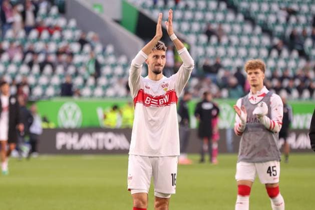 18 10 2025, xgox, Fußball 1 Bundesliga VfL Wolfsburg VfB Stuttgart emspor, v l Atakan Karazor Stuttgart, 16 Jubel über den Sieg, Jubel nach Spielende DFL DFB REGULATIONS PROHIBIT ANY USE OF PHOTOGRAPHS as IMAGE SEQUENCES and or QUASI VIDEO Wolfsburg