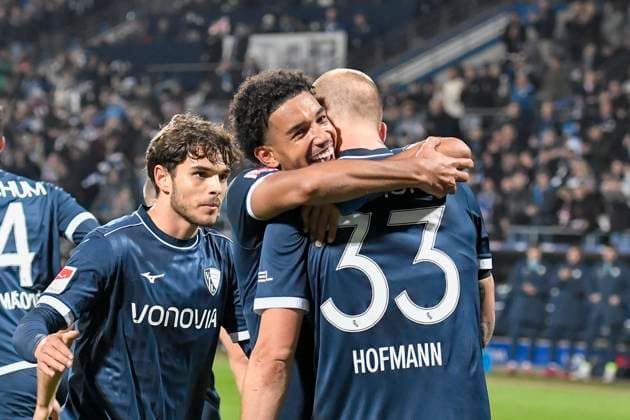 Francis Onyeka Bochum 21 cheers with the team after scoring the 3-0 goal 18 10 2025 Football VfL Bochum vs Hertha BSC, Vonovia Ruhrstadion, Bochum, DFB DFL REGULATIONS PROHIBIT ANY USE OF PHOTOGRAPHS AS IMAGE SEQUENCES AND OR QUASI VIDEO Copyright: xpepphotox xSaschaxWeizx pep00321, pep_20251018_hm_23018
