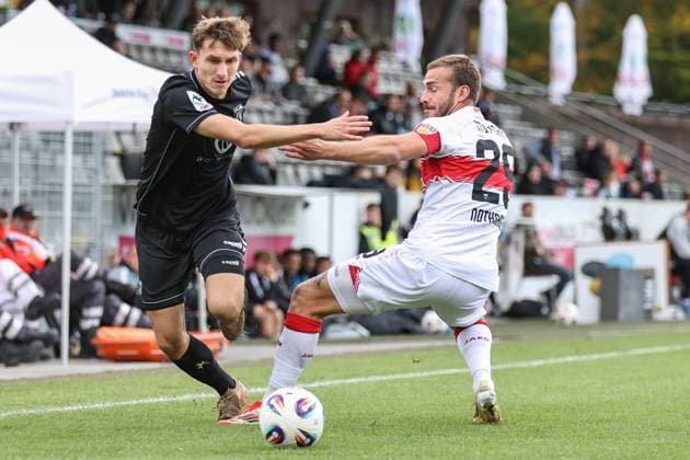 18 10 2025, Football, Men, 11 Matchday Third League Season 2025 2026 VfB Stuttgart II FC Schweinfurt 05 From left Nick Doktorczyk FC Schweinfurt 05, 02 against Dominik Nothnagel VfB Stuttgart II, 29