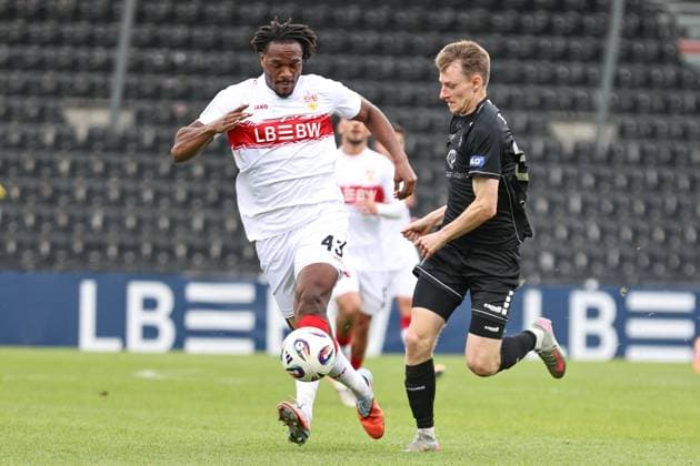 18 10 2025, Football, Men, 11 Matchday Third League Season 2025 2026 VfB Stuttgart II FC Schweinfurt 05 From left Dan Axel Zagadou VfB Stuttgart II, 43 against Joshua Endres FC Schweinfurt 05, 33