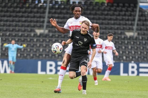 18 10 2025, Football, Men, 11 Matchday Third League Season 2025 2026 VfB Stuttgart II FC Schweinfurt 05 From left Dan Axel Zagadou VfB Stuttgart II, 43 against Joshua Endres FC Schweinfurt 05, 33