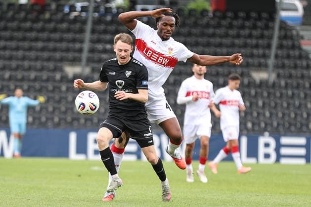 18 10 2025, Football, Men, 11 Matchday Third League Season 2025 2026 VfB Stuttgart II FC Schweinfurt 05 From left Joshua Endres FC Schweinfurt 05, 33 against Dan Axel Zagadou VfB Stuttgart II, 43