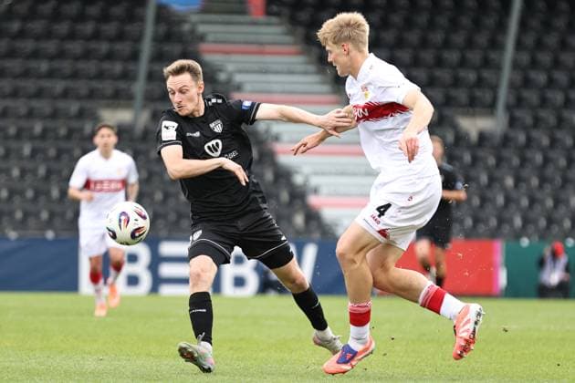 18 10 2025, Football, Men, 11 Matchday Third League Season 2025 2026 VfB Stuttgart II FC Schweinfurt 05 From left Joshua Endres FC Schweinfurt 05, 33 against Maximilian Herwerth VfB Stuttgart II, 04