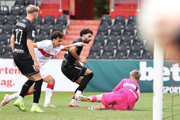 18 10 2025, Football, Men, 11 Matchday Third League Season 2025 2026 VfB Stuttgart II FC Schweinfurt 05 From left Ekin Celebi FC Schweinfurt 05, 11 against goalkeeper Florian Hellstern VfB Stuttgart II, 01