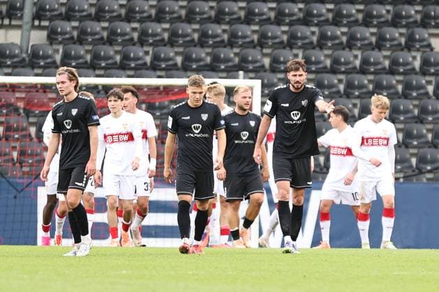 18 10 2025, Football, Men, 11 Matchday Third League Season 2025 2026 VfB Stuttgart II FC Schweinfurt 05 From left Devin Angleberger FC Schweinfurt 05, 03 , Sebastian Müller FC Schweinfurt 05, 37 and Lucas Zeller FC Schweinfurt 05, 06 served
