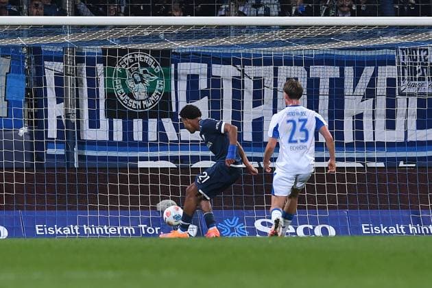 Soccer 2 Bundesliga 9 Matchday VfL Bochum Hertha BSC Berlin on 18 10 2025 at Vonovia Ruhrstadion in Bochum Goal Shot Goal to 3 0 by Francis Onyeka Bochum DFL regulations prohibit any use of photographs as image sequences and or quasi video xRx
