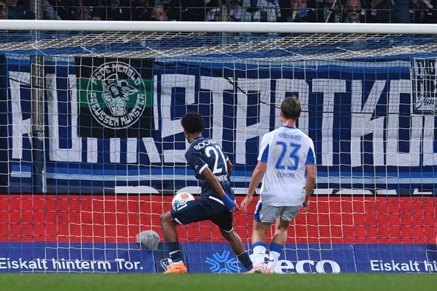 Soccer 2 Bundesliga 9 Matchday VfL Bochum Hertha BSC Berlin on 18 10 2025 at Vonovia Ruhrstadion in Bochum Goal Shot Goal to 3 0 by Francis Onyeka Bochum DFL regulations prohibit any use of photographs as image sequences and or quasi video xRx