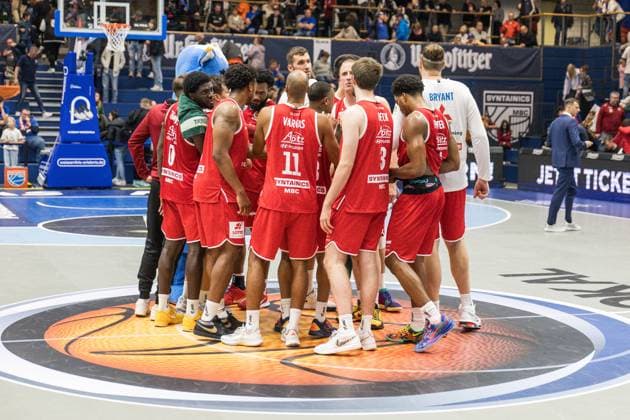 GER, Basketball Bundesliga Pokal, Round of 16, Syntainics MBC BMA365 Bamberg Baskets 18 10 2025, Stadthalle, Weißenfels, GER, Basketball Bundesliga Pokal, Round of 16, Syntainics MBC BMA365 Bamberg Baskets Shoulder to shoulder at Syntainics MBC after the defeat Â Photo Alexander Trienitz Weißenfels Stadthalle Sachsen Anhalt Germany
