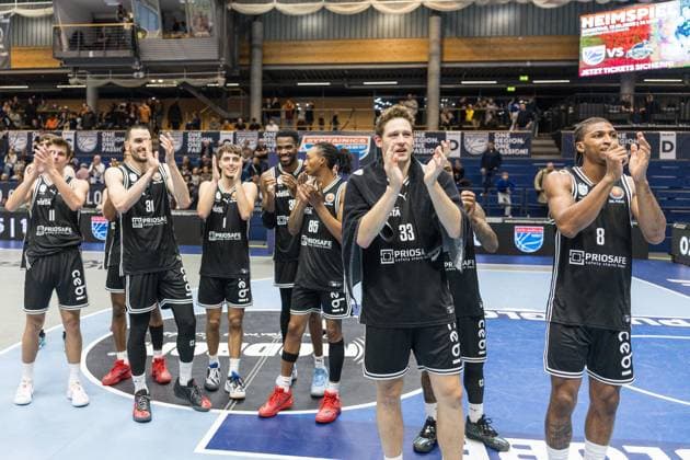 GER, Basketball Bundesliga Pokal, Round of 16, Syntainics MBC BMA365 Bamberg Baskets 18 10 2025, Stadthalle, Weißenfels, GER, Basketball Bundesliga Pokal, Round of 16, Syntainics MBC BMA365 Bamberg Baskets BMA365 Bamberg Baskets is happy about the victory Â Photo Alexander Trienitz Weißenfels Stadthalle Sachsen Anhalt Germany