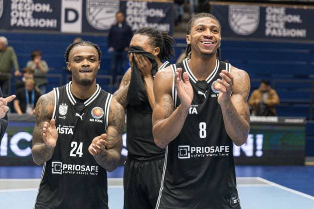 GER, Basketball Bundesliga Pokal, Round of 16, Syntainics MBC BMA365 Bamberg Baskets 18 10 2025, Stadthalle, Weißenfels, GER, Basketball Bundesliga Pokal, Round of 16, Syntainics MBC BMA365 Bamberg Baskets Cobe Williams BMA365 Bamberg Baskets, 24 , Demarcus Demonia BMA365 Bamberg Baskets, 8 are happy about the victory  Photo Alexander Trienitz Weißenfels Stadthalle Sachsen Anhalt Germany