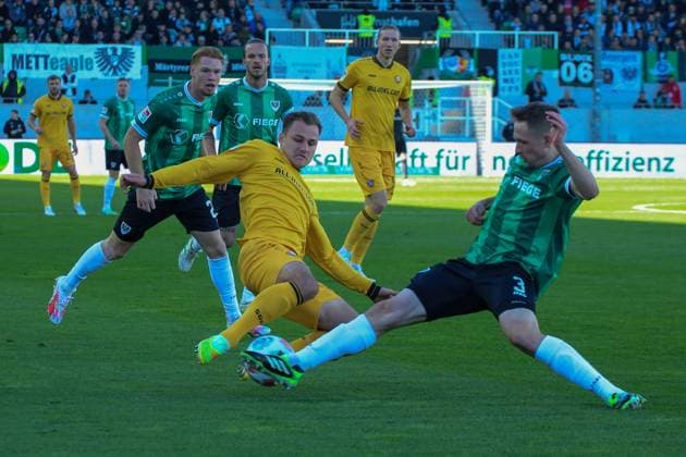 18 10 2025, xgrfx, Soccer 2 Bundesliga, Preußen Münster Dynamo Dresden v l Jakob Lemmer Dynamo Dresden , Paul Jaeckel Preußen Münster DFL DFB REGULATIONS PROHIBIT ANY USE OF PHOTOGRAPHS as IMAGE SEQUENCES and or QUASI VIDEO Münster
