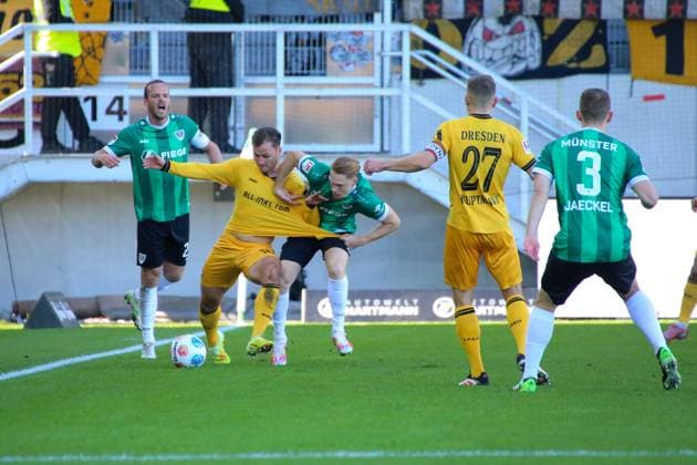 18 10 2025, xgrfx, Soccer 2 Bundesliga, Preußen Münster Dynamo Dresden v l Jakob Lemmer Dynamo Dresden , Luca Bolay Preußen Münster DFL DFB REGULATIONS PROHIBIT ANY USE OF PHOTOGRAPHS as IMAGE SEQUENCES and or QUASI VIDEO Münster