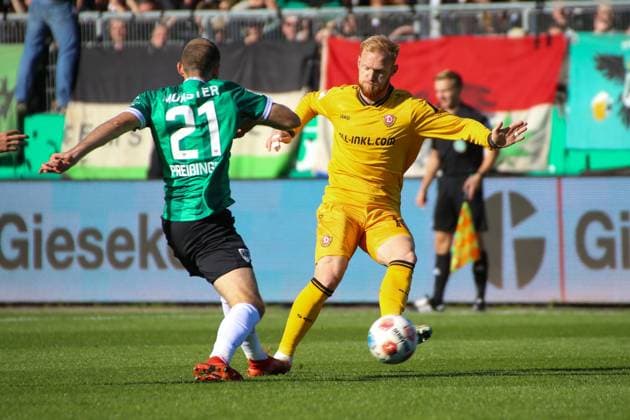 18 10 2025, xgrfx, Soccer 2 Bundesliga, Preußen Münster Dynamo Dresden v l Rico Preißinger Preußen Münster , Nils Fröling Dynamo Dresden DFL DFB REGULATIONS PROHIBIT ANY USE OF PHOTOGRAPHS as IMAGE SEQUENCES and or QUASI VIDEO Münster