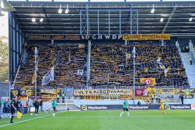 18 10 2025, xgrfx, Fußball 2 Bundesliga, Preußen Münster Dynamo Dresden v l Fans of Dynamo Dresden Symbolbild Symbolfoto Dynamo Dresden DFL DFB REGULATIONS PROHIBIT ANY USE OF PHOTOGRAPHS as IMAGE SEQUENCES and or QUASI VIDEO Münster