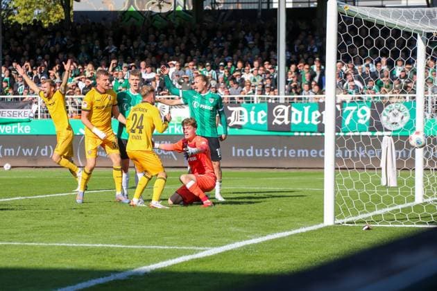 18 10 2025, xgrfx, Soccer 2 Bundesliga, Preußen Münster Dynamo Dresden v l Aberkanntes Tor, Christoph Daferner Dynamo Dresden DFL DFB REGULATIONS PROHIBIT ANY USE OF PHOTOGRAPHS as IMAGE SEQUENCES and or QUASI VIDEO Münster