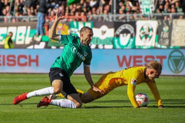 18 10 2025, xgrfx, Soccer 2 Bundesliga, Preußen Münster Dynamo Dresden v l Rico Preißinger Preußen Münster , Tony Menzel Dynamo Dresden DFL DFB REGULATIONS PROHIBIT ANY USE OF PHOTOGRAPHS as IMAGE SEQUENCES and or QUASI VIDEO Münster