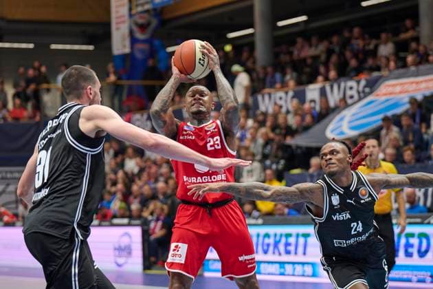 Daniel Keppeler Bamberg, 31 , Charles Callison MBC, 23 , Cobe Williams Bamberg, 24 , Syntainics MBC vs Bamberg Baskets, BBL Cup Round of 16, Season 2025 26, Basketball, Men, 18 10 2025 Weissenfels Stadthalle Sachsen Anhalt Germany