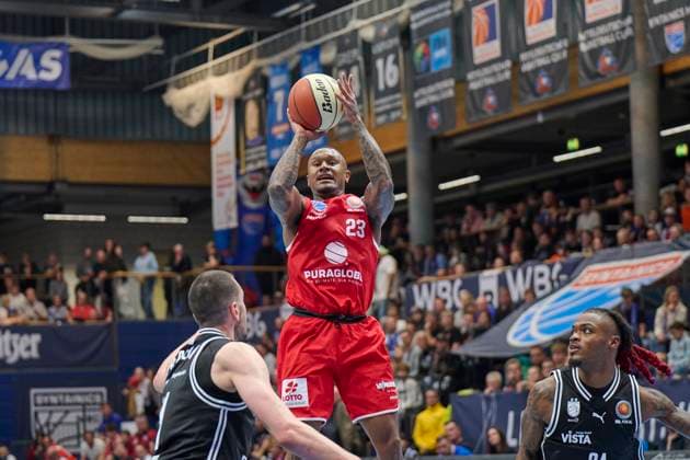 Daniel Keppeler Bamberg, 31 , Charles Callison MBC, 23 , Cobe Williams Bamberg, 24 , Syntainics MBC vs Bamberg Baskets, BBL Cup Round of 16, Season 2025 26, Basketball, Men, 18 10 2025 Weissenfels Stadthalle Sachsen Anhalt Germany
