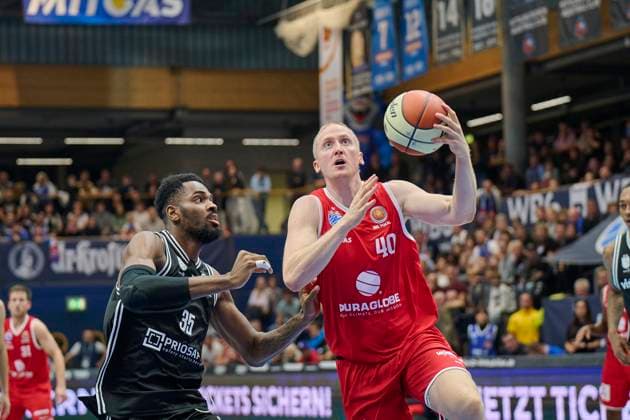Ejiofor Onu Bamberg, 35 , Collin Welp MBC, 40 , Syntainics MBC vs Bamberg Baskets, BBL Cup Round of 16, Season 2025 26, Basketball, Men, 18 10 2025 Weissenfels Stadthalle Sachsen Anhalt Germany