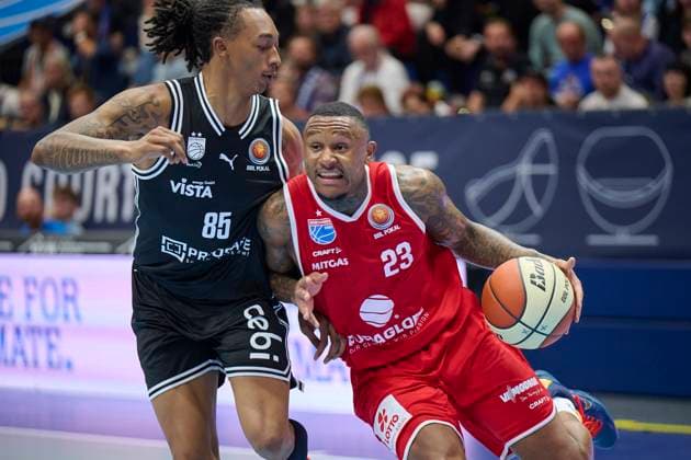 Austin Crowley Bamberg, 85 , Charles Callison MBC, 23 , Syntainics MBC vs Bamberg Baskets, BBL Pokal Round of 16, Season 2025 26, Basketball, Men, 18 10 2025 Weissenfels Stadthalle Sachsen Anhalt Germany