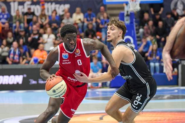 Khyri Thomas MBC, 0 , Zachary Ensminger Bamberg, 1 , Syntainics MBC vs Bamberg Baskets, BBL Cup Round of 16, Season 2025 26, Basketball, Men, 18 10 2025 Weissenfels Stadthalle Sachsen Anhalt Germany