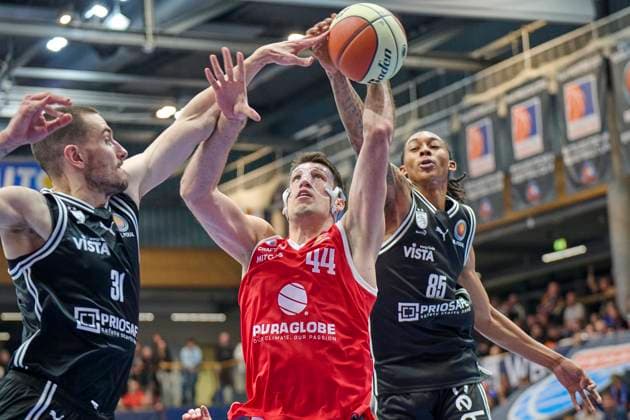 Daniel Keppeler Bamberg, 31 , Jure Planinic MBC, 44 , Austin Crowley Bamberg, 85 , Syntainics MBC vs Bamberg Baskets, BBL Cup Round of 16, Season 2025 26, Basketball, Men, 18 10 2025 Weissenfels Stadthalle Sachsen Anhalt Germany