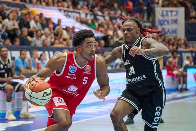 Marcus Foster MBC, 5 , Cobe Williams Bamberg, 24 , Syntainics MBC vs Bamberg Baskets, BBL Pokal Round of 16, Season 2025 26, Basketball, Men, 18 10 2025 Weissenfels Stadthalle Sachsen Anhalt Germany