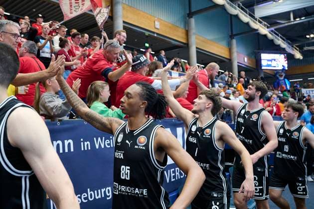 Bamberg Baskets high-fiving with fans after their victory 78 105 , Syntainics MBC vs Bamberg Baskets, BBL Pokal Round of 16, Season 2025 26, Basketball, Men, 18 10 2025 Weissenfels Stadthalle Sachsen Anhalt Germany