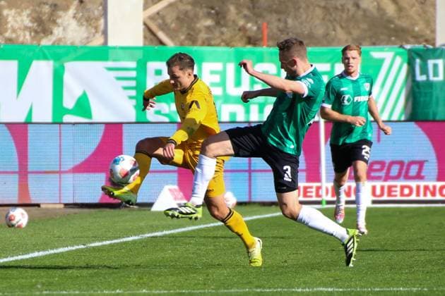 18 10 2025, xgrfx, Soccer 2 Bundesliga, Preußen Münster Dynamo Dresden v l Jakob Lemmer Dynamo Dresden , Paul Jaeckel Preußen Münster DFL DFB REGULATIONS PROHIBIT ANY USE OF PHOTOGRAPHS as IMAGE SEQUENCES and or QUASI VIDEO Münster