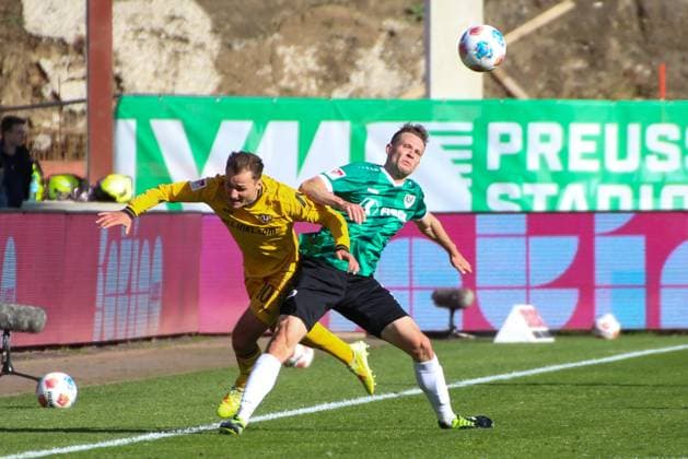 18 10 2025, xgrfx, Soccer 2 Bundesliga, Preußen Münster Dynamo Dresden v l Jakob Lemmer Dynamo Dresden , Paul Jaeckel Preußen Münster DFL DFB REGULATIONS PROHIBIT ANY USE OF PHOTOGRAPHS as IMAGE SEQUENCES and or QUASI VIDEO Münster