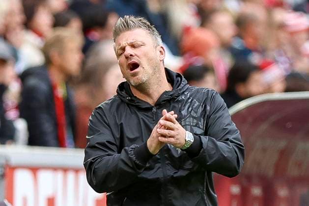 Cologne, Germany, 18 10 25 Coach Lukas Kwasniok gestures, gestures during the 1 Bundesliga match between 1 FC Köln vs FC Augsburg at RheinEnergieStadion Cologne RheinEnergieStadion North Rhine Westphalia Germany Copyright: xBrauer-Fotoagenturx xAdrianxSchlx