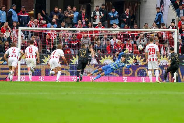 Cologne, Germany, 18 10 25 Fabian Rieder FC Augsburg scores the goal to make it 0 1 during the 1 Bundesliga match between 1 FC Köln vs FC Augsburg at RheinEnergieStadion Cologne RheinEnergieStadion North Rhine Westphalia Germany Copyright: xBrauer-Fotoagenturx xAdrianxSchlx
