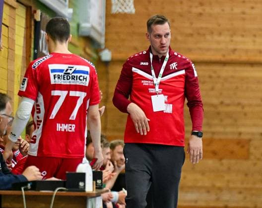 18 10 2025, xpsx, Handball 3 Liga, TV Kirchzell TV Gelnhausen v l Coach Povilas Barbarskas Kirchzell Miltenberg Bayern Germany DEU