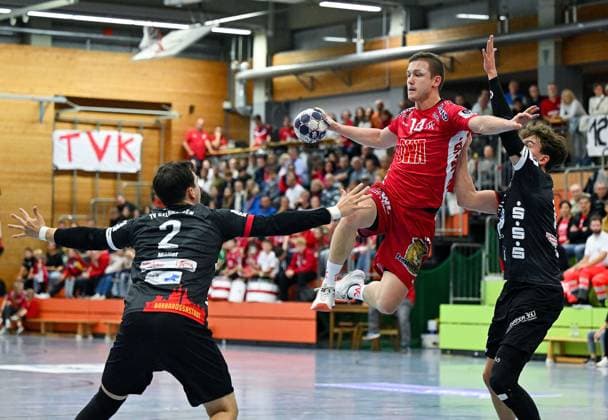 18 10 2025, xpsx, Handball 3 Liga, TV Kirchzell TV Gelnhausen v l Jannik Wolf Kirchzell Henrik Müller Gelnhausen , Tim Häufglöckner Kirchzell Miltenberg Bayern Germany DEU