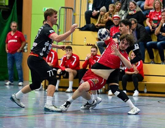 18 10 2025, xpsx, Handball 3 Liga, TV Kirchzell TV Gelnhausen v l Jannik Wolf Kirchzell , Henrik Müller Gelnhausen Miltenberg Bayern Germany DEU