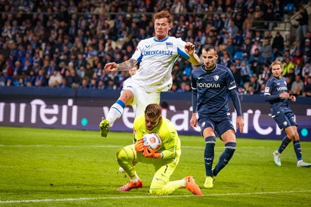Germany Soccer 2 Bundesliga 2025 26, 9 Matchday VfL Bochum vs Hertha BSC Berlin Vonovia Ruhrstadion Bochum Sebastian Grönning Groenning Hertha BSC, 17 and Timo Horn VfL Bochum, 1 Copyright: xJOERANxSTEINSIEKx