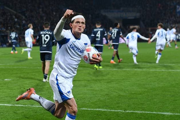 Soccer 2 Bundesliga 9 Matchday VfL Bochum Hertha BSC Berlin on 18 10 2025 at Vonovia Ruhrstadion in Bochum Goal celebration for 3 2 by Fabian Reese Berlin DFL regulations prohibit any use of photographs as image sequences and or quasi video xRx