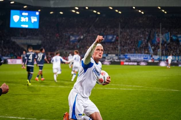 Germany Soccer 2 Bundesliga 2025 26, 9 Matchday VfL Bochum vs Hertha BSC Berlin Vonovia Ruhrstadion Bochum Referee Dr Matthias Jöllenbeck points to the penalty spot, penalty kick Fabian Reese Hertha BSC, 11 Goal and goal celebration for the 3 2 connecting goal Joy, emotions, jubilation, hope, excitement Bochum North Rhine-Westphalia Germany Copyright: xJOERANxSTEINSIEKx