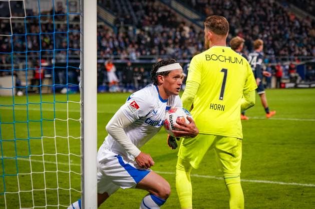Germany Soccer 2 Bundesliga 2025 26, 9 Matchday VfL Bochum vs Hertha BSC Berlin Vonovia Ruhrstadion Bochum Referee Dr Matthias Jöllenbeck points to the penalty spot, penalty kick Fabian Reese Hertha BSC, 11 Goal and goal celebration for the 3 2 connecting goal Joy, emotions, jubilation, hope, excitement Bochum North Rhine-Westphalia Germany Copyright: xJOERANxSTEINSIEKx