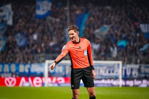 Germany Soccer 2 Bundesliga 2025 26, 9 Matchday VfL Bochum vs Hertha BSC Berlin Vonovia Ruhrstadion Bochum Referee Dr Matthias Jöllenbeck points to the penalty spot, penalty kick Fabian Reese Hertha BSC, 11 Goal and goal celebration for the 3 2 connecting goal Joy, emotions, jubilation, hope, excitement Bochum North Rhine-Westphalia Germany Copyright: xJOERANxSTEINSIEKx