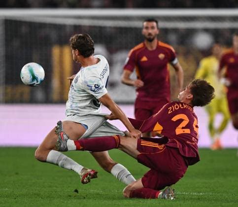 As Roma 18 10 2025 - campionato di calcio serie A Roma-Inter foto Antonello Sammarco Image nella foto: Pio Esposito-Jan Ziolkowski 