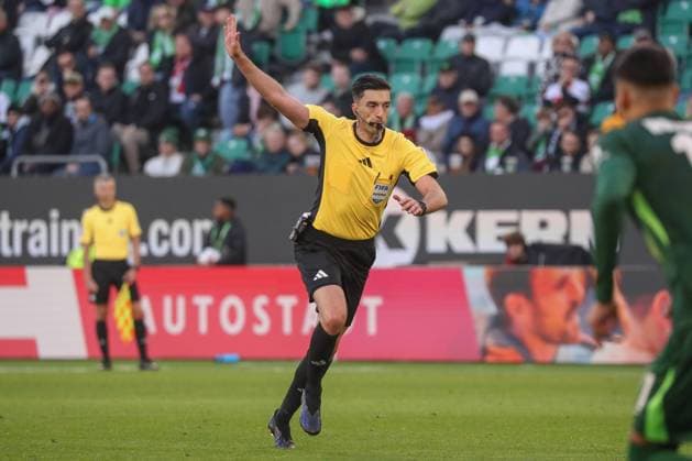 18 10 2025, xgox, Fußball 1 Bundesliga VfL Wolfsburg VfB Stuttgart emspor, v l Schiedsrichter, Schiri, referee Florain Badstübner DFL DFB REGULATIONS PROHIBIT ANY USE OF PHOTOGRAPHS as IMAGE SEQUENCES and or QUASI VIDEO Wolfsburg