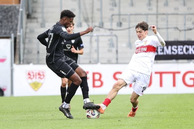 18 10 2025, Football, Men, 11 Matchday Third League Season 2025 2026 VfB Stuttgart II FC Schweinfurt 05 From left Uche Obiogumu FC Schweinfurt 05, 27 vs Efe Korkut VfB Stuttgart II, 11