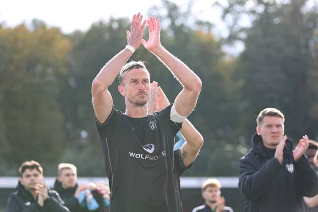 18 10 2025, Soccer, Men, 11 Matchday Third League Season 2025 2026 VfB Stuttgart II FC Schweinfurt 05 Captain Thomas Meißner FC Schweinfurt 05, 08 applauds the fans after the final whistle, single photo