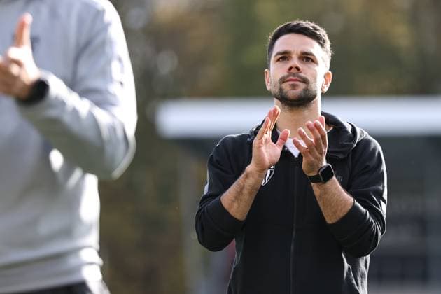 18 10 2025, Football, Men, 11 Matchday Third League Season 2025 2026 VfB Stuttgart II FC Schweinfurt 05 Applause from coach Victor Kleinhenz FC Schweinfurt 05 for the fans from Schweinfurt who traveled with him