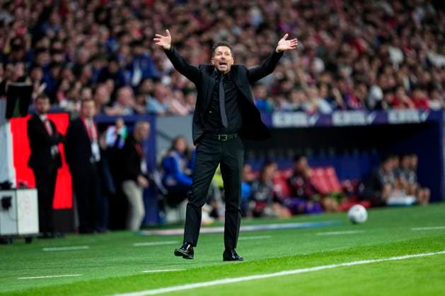 ESP: Atletico de Madrid - CA Osasuna. La Liga EA Sports. Date 9 Diego Simeone head coach of Atletico de Madrid during the La Liga EA Sports match between Atletico de Madrid and CA Osasuna played at Riyadh Metropolitano Stadium on October 18, 2025 in Madrid, Spain. kpng Copyright: xCesarxCebollax xPRESSINx PS_251018_ATM_OSA_2526_300