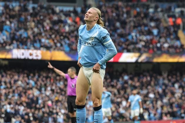 Premier League Manchester City v Everton Erling Haaland of Manchester City reacts after missing a chance on goal for a hat-trick during the Premier League match Manchester City vs Everton at Etihad Stadium, Manchester, United Kingdom, 18th October 2025 (Photo by Mark Cosgrove News Images) Manchester Etihad Stadium Manchester United, ManU Kingdom Copyright: xMarkxCosgrove NewsxImagesx