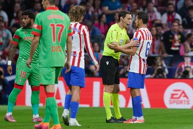 Spanish La Liga EA Sports soccer match Atletico Madrid vs Osasuna at Riyadh Air Metropolitano stadium in Madrid, Spain. 18 October 2025 Koke with referee 900 Cordon Press  900 CordonxPress LOF - Atletico Madrid vs Osasuna